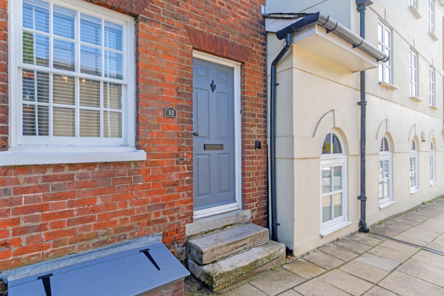 2-Bedroom Stylish & Gorgeous Westgate Cottage Retreat, Central Winchester, Free On-Street Parking Permit, With Garden, Close To Cathedral - Sleeps 6, Pets Are Welcome, Summer Special Offer! - By Blue Puffin Stays Экстерьер фото