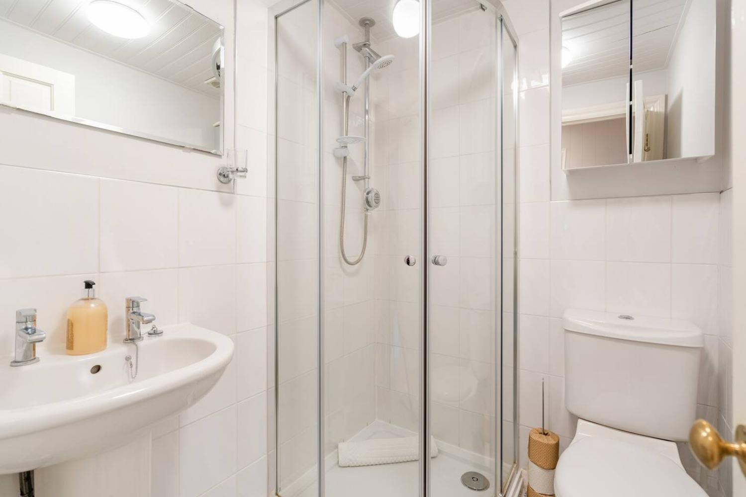 2-Bedroom Stylish & Gorgeous Westgate Cottage Retreat, Central Winchester, Free On-Street Parking Permit, With Garden, Close To Cathedral - Sleeps 6, Pets Are Welcome, Summer Special Offer! - By Blue Puffin Stays Экстерьер фото