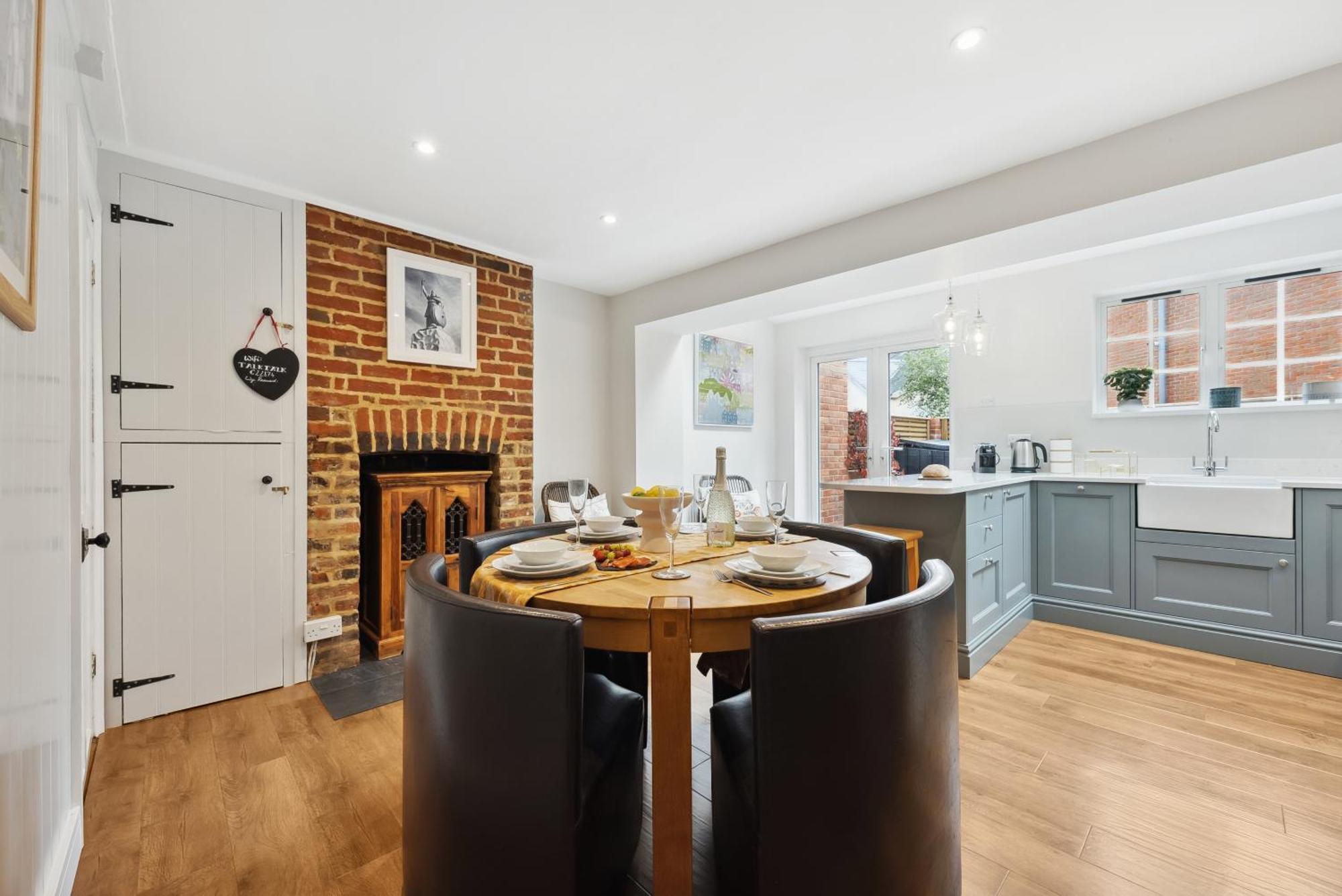 2-Bedroom Stylish & Gorgeous Westgate Cottage Retreat, Central Winchester, Free On-Street Parking Permit, With Garden, Close To Cathedral - Sleeps 6, Pets Are Welcome, Summer Special Offer! - By Blue Puffin Stays Экстерьер фото