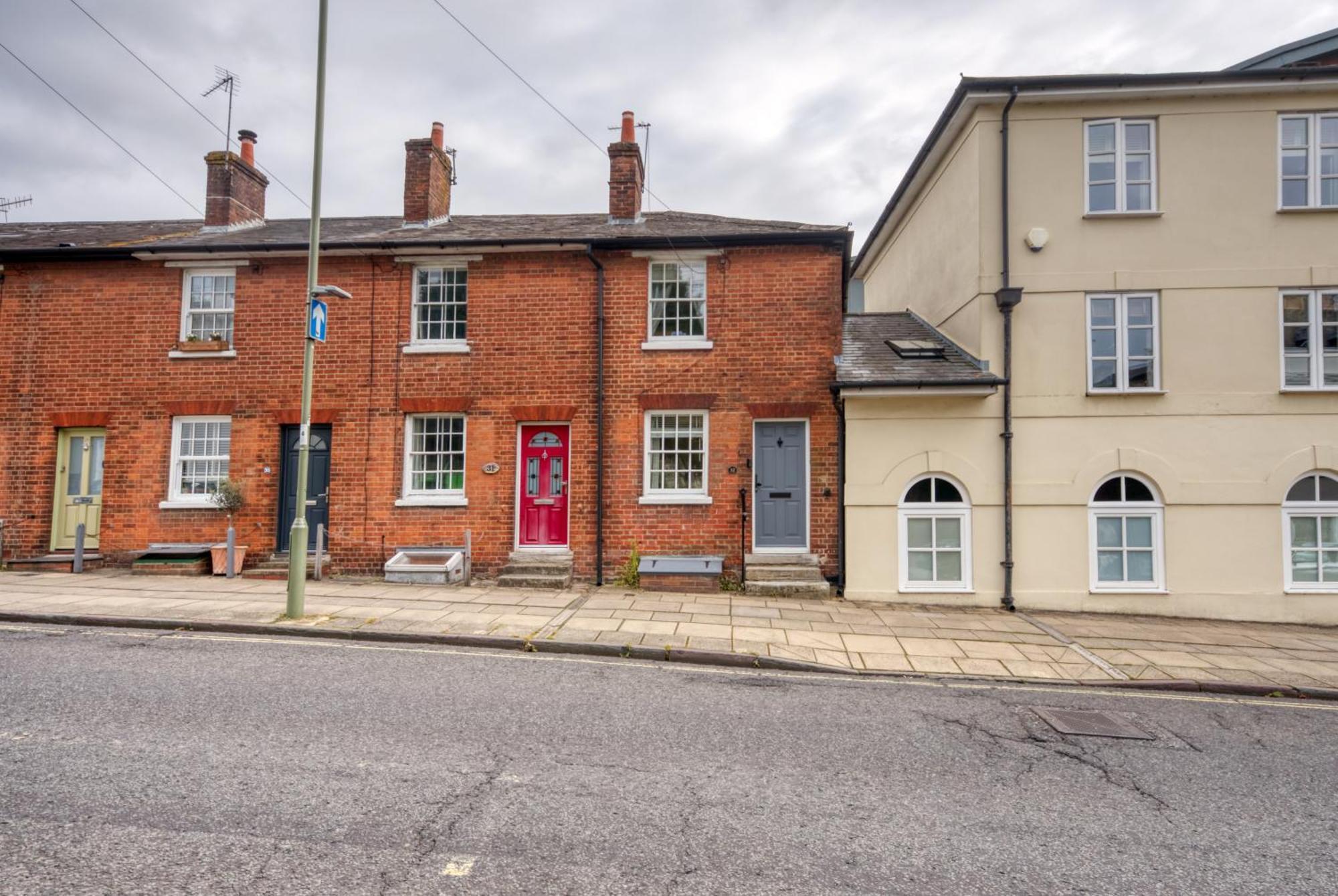 2-Bedroom Stylish & Gorgeous Westgate Cottage Retreat, Central Winchester, Free On-Street Parking Permit, With Garden, Close To Cathedral - Sleeps 6, Pets Are Welcome, Summer Special Offer! - By Blue Puffin Stays Экстерьер фото