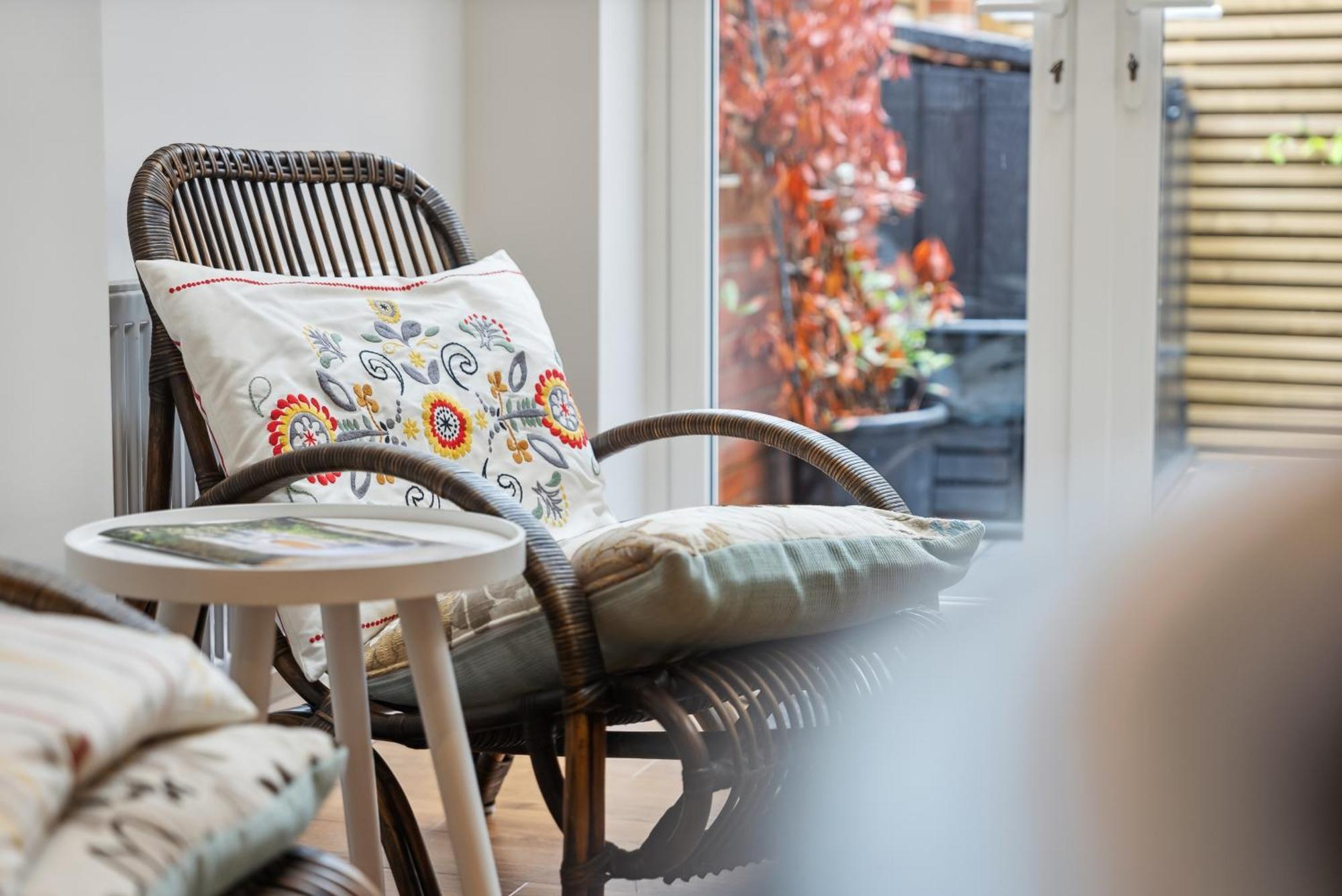2-Bedroom Stylish & Gorgeous Westgate Cottage Retreat, Central Winchester, Free On-Street Parking Permit, With Garden, Close To Cathedral - Sleeps 6, Pets Are Welcome, Summer Special Offer! - By Blue Puffin Stays Экстерьер фото