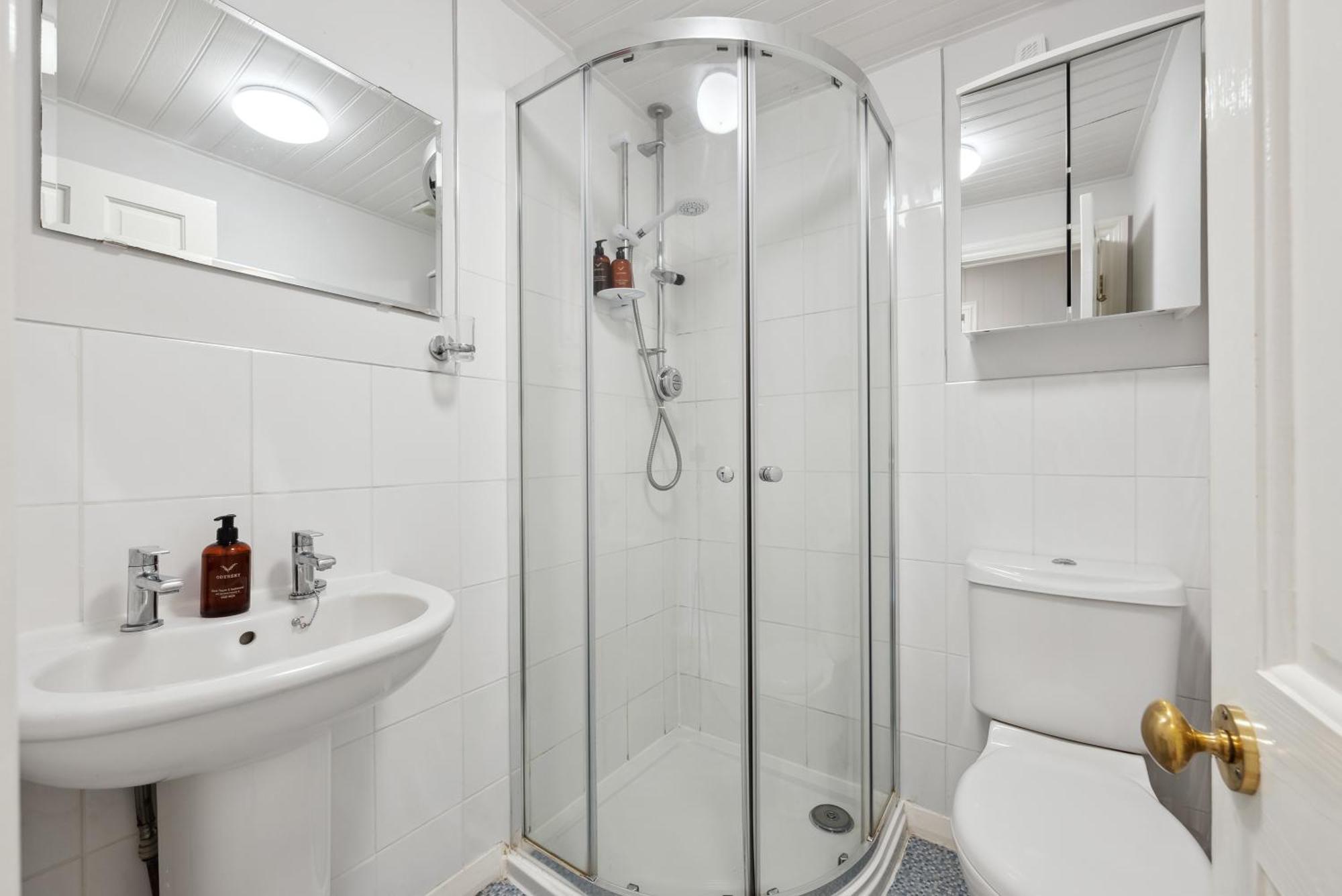2-Bedroom Stylish & Gorgeous Westgate Cottage Retreat, Central Winchester, Free On-Street Parking Permit, With Garden, Close To Cathedral - Sleeps 6, Pets Are Welcome, Summer Special Offer! - By Blue Puffin Stays Экстерьер фото