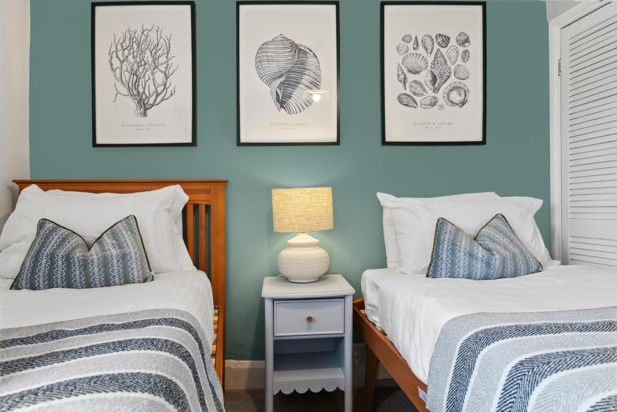 2-Bedroom Stylish & Gorgeous Westgate Cottage Retreat, Central Winchester, Free On-Street Parking Permit, With Garden, Close To Cathedral - Sleeps 6, Pets Are Welcome, Summer Special Offer! - By Blue Puffin Stays Экстерьер фото