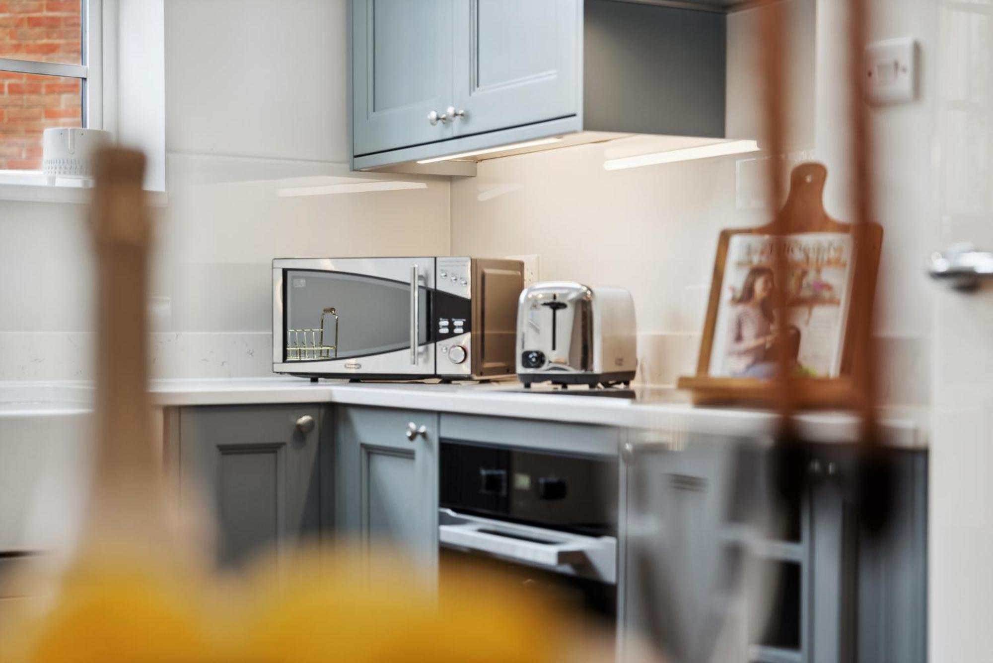 2-Bedroom Stylish & Gorgeous Westgate Cottage Retreat, Central Winchester, Free On-Street Parking Permit, With Garden, Close To Cathedral - Sleeps 6, Pets Are Welcome, Summer Special Offer! - By Blue Puffin Stays Экстерьер фото